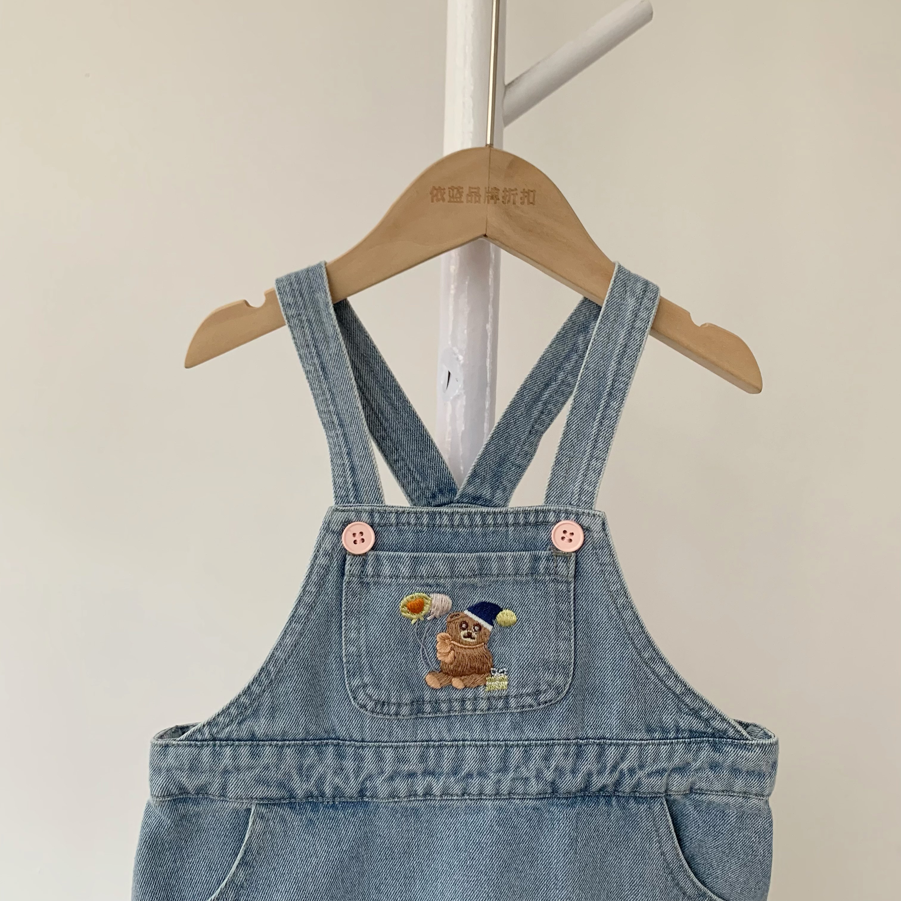 1104七秒春秋女童绣花图案牛仔背带短裙连衣裙👗概述