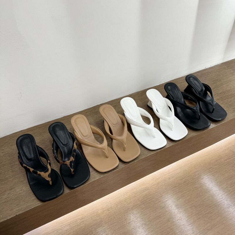 Huidong County Daling Qin Hong Shoe Store French-Style Flip-Flops, Thong Sandals, Fairy Shoes for Outdoor Wear, 2025 New Simple Design
