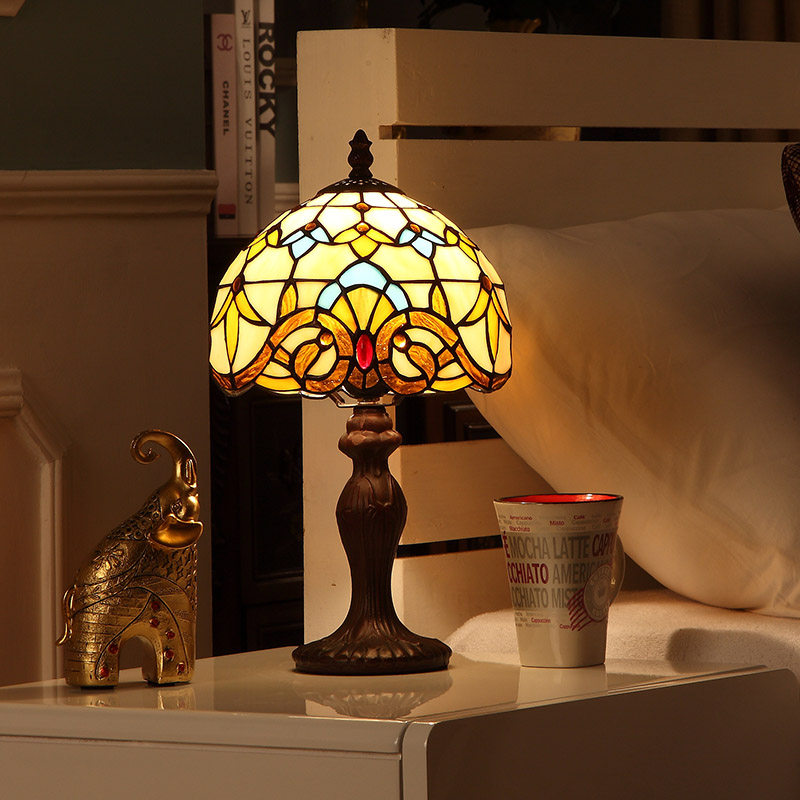 Yi Xuan European leisure art Baroque bedroom bed lamp Creative retro wild dimmable table lamp