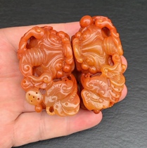 Collectibles Yunnan natural Huanglongyu Bawang Pendant handlebar chicken Red old material carved couple pair