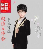 New boy nhỏ phù hợp với hoa cô gái ăn mặc trang phục trẻ em khuôn viên trường cho thấy máy chủ biểu diễn biểu diễn piano váy dài tay bé gái