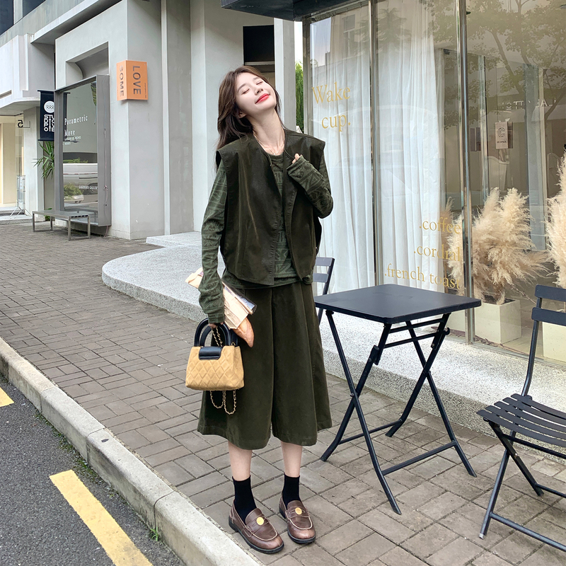 Forest-Style Retro Cool Olive Green Suit for Women 2026 Autumn Vest, Three-Quarter Wide-Leg Pants, Printed T-Shirt Three-Piece Set Forest-Style Retro Cool Olive Green Suit for Women 2026 Autumn Vest, Three-Quarter Wide-Leg Pants, Printed T-Shirt Three-Piece Set
