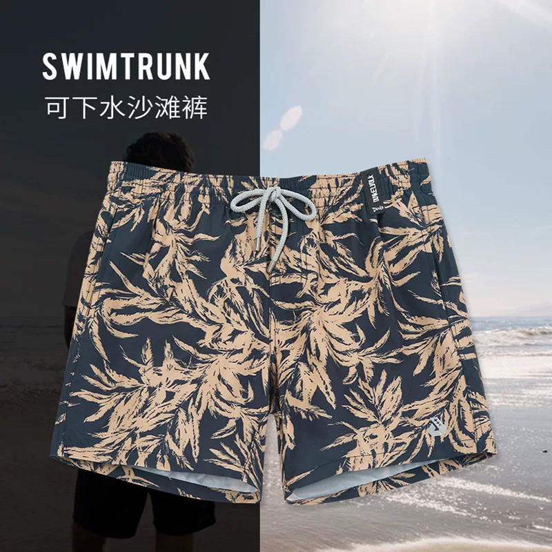 Мужские пляжные плавки quick-drying и можно использовать в воде, чтобы избежать неловкости. Лайнированные серфинг, плавание и шорты для горячих источников могут носиться снаружи мужчинами.