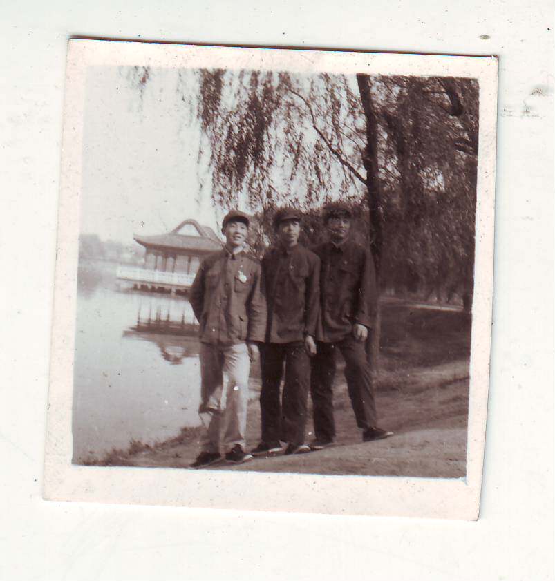 Old photos (Photo of Shenyang Youth Park with Chairman Mao statue during the Cultural Revolution)