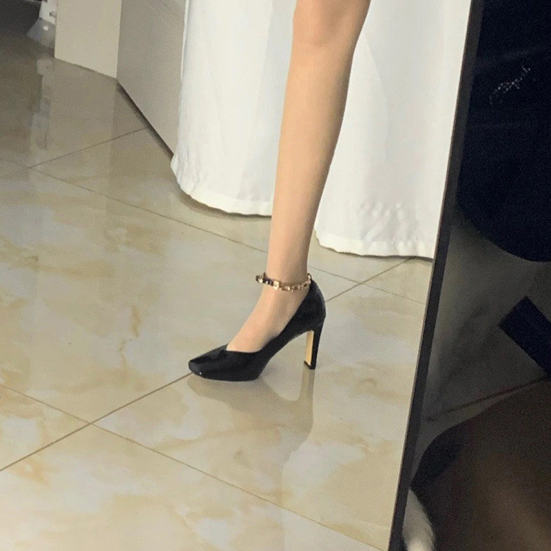 OMG small crowdsourced lacquer leather temperament black square head metal necklace high heel shoe