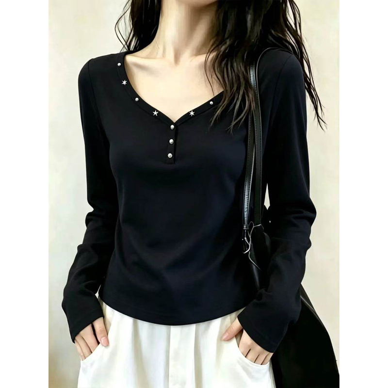 Plus-Size Black Sexy V-Neck Long-Sleeve T-Shirt with Rivet Decoration for Women, Slim-Fit Base Layer Top, Autumn 2026