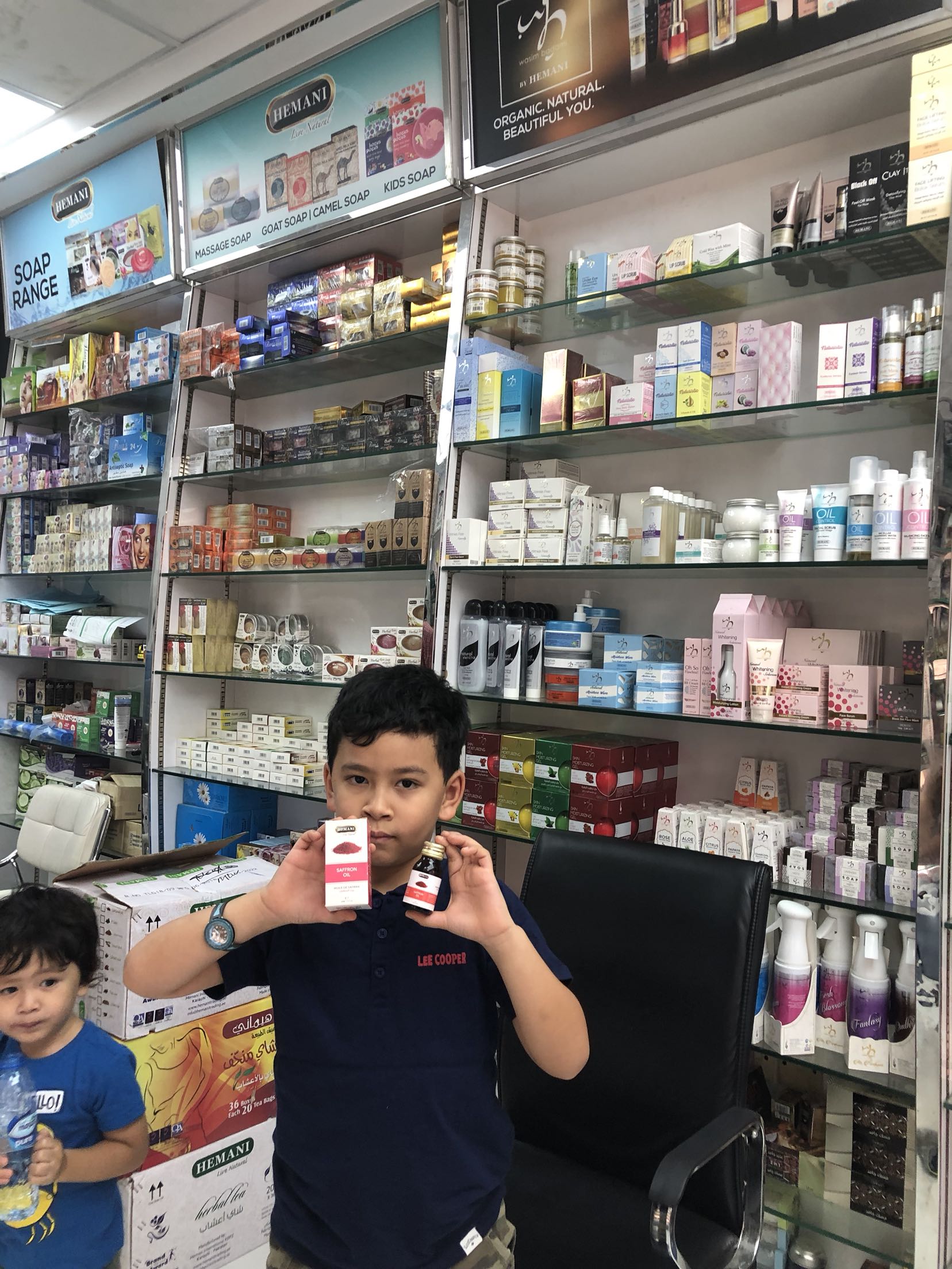 Chủ cửa hàng Dubai đích thực mua tinh dầu nghệ HEMani 30 ml - Tinh dầu điều trị dầu phong