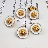 Золотая пуговица № 41 с белой каймой