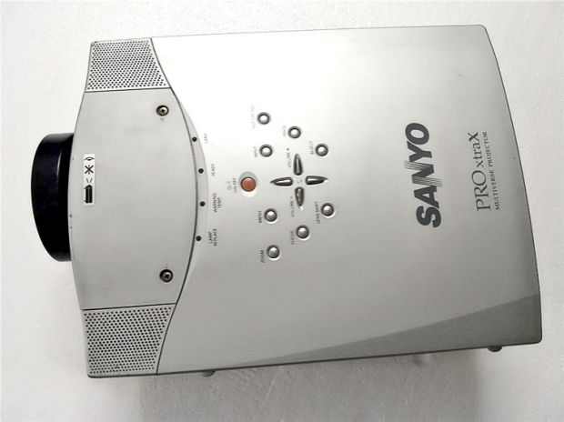 Máy chiếu Sanyo HD đã qua sử dụng 1080 máy chiếu đám cưới ngoài trời 5700 đào tạo giảng dạy kỹ thuật 0.8 ống kính