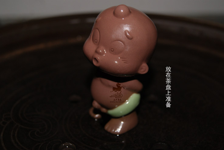 Yixing cát tím trà pet trang trí trà đặt phụ kiện trà pet boutique phun nước đi tiểu bé trai "con nhỏ" đồ đất nung