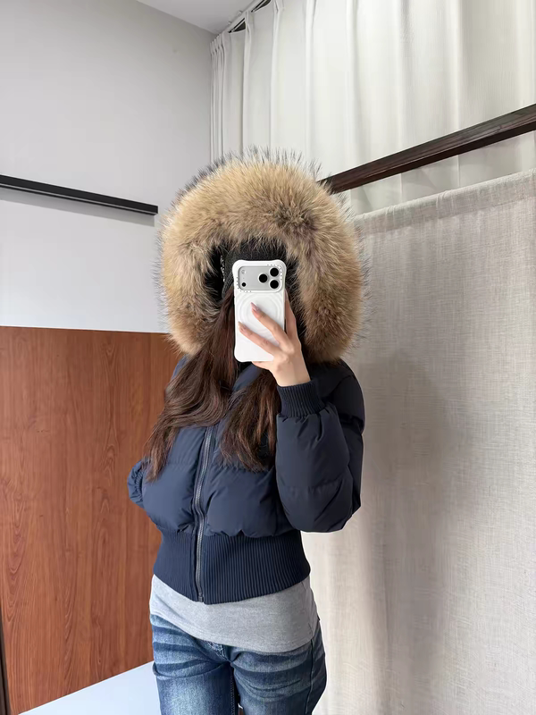 26 New Winter Model 90 White Duck down Large Fur Collar Hooded Short Thickened Puffer Jacket for Women Petite Size 26 New Winter Model 90 White Duck down Large Fur Collar Hooded Short Thickened Puffer Jacket for Women Petite Size