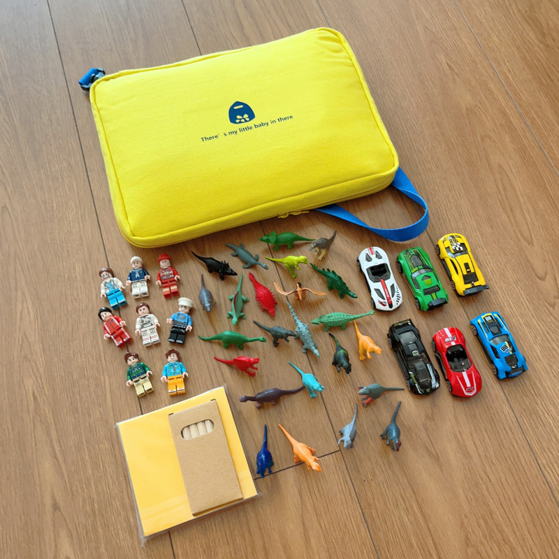 Дети отправляются в дальнее путешествие на скоростном железнодорожном вагоне-динозавре, портативной игрушке для маленьких мальчиков, подарке на 3-й день рождения.