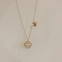 Light luxury advanced sense little bee necklace female temperament simple niche design choker titanium steel does not fade hypoallergenic