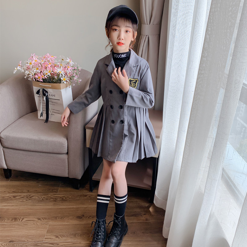 Christmas Day children play dress and dress dance costumes choir Western-style clothes