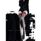 Сегодня вечером я не сплю красные чулки. Женщины, которые короткие, на колене красный