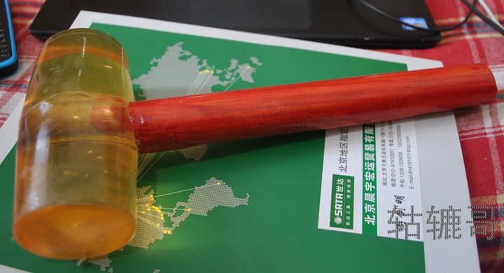 A rubber hammer is used to knock the tooth plate into place, the center shaft of the headset and other tools for repairing bicycles