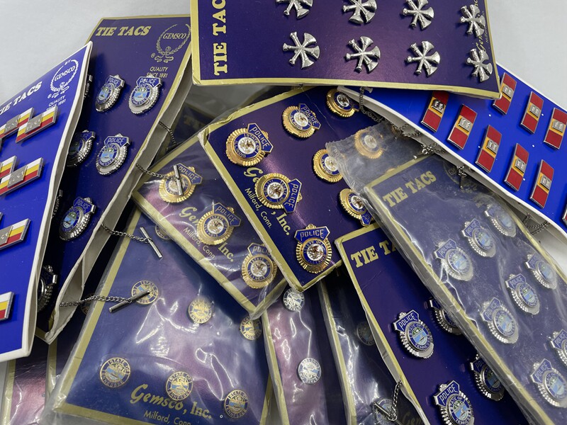 Some of the retired police emblems in the US-Taobao