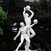 Hangzhou FRP figures playing basketball sculpture sports sculpture campus sketch sculpture outdoor landscape sculpture