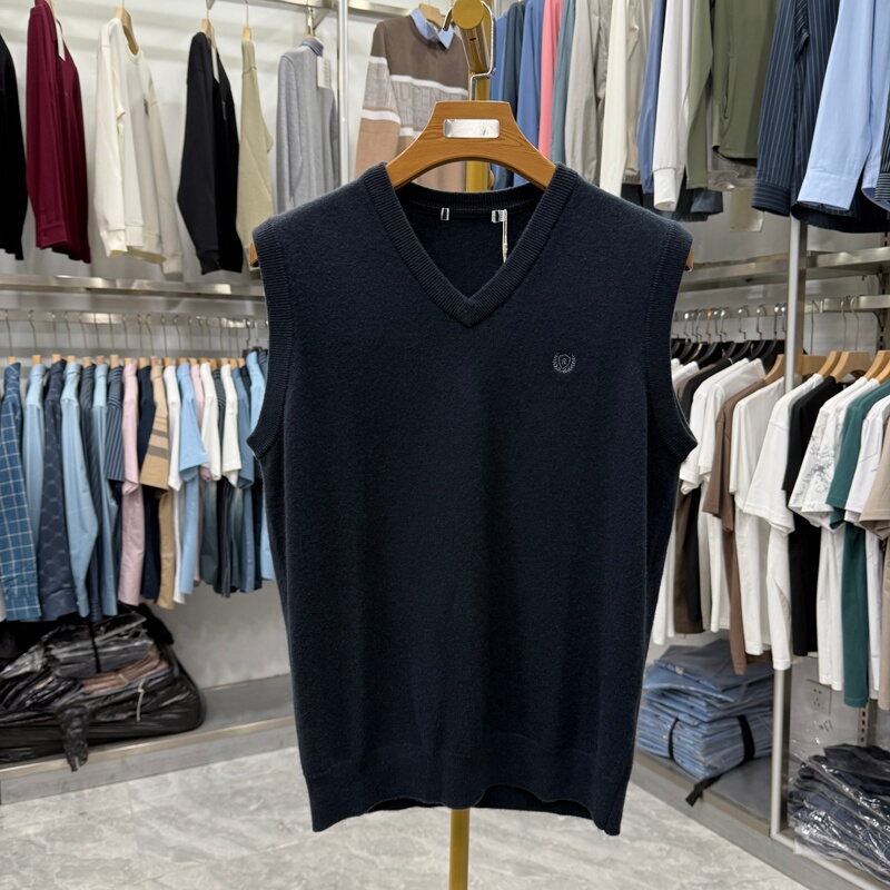 【H Brand】Textured V-Neck Vest! Autumn and Winter Men's Slim-Fit Pullover Simple and Stylish Sweater Vest in Dark Colors 【H Brand】Textured V-Neck Vest! Autumn and Winter Men's Slim-Fit Pullover Simple and Stylish Sweater Vest in Dark Colors