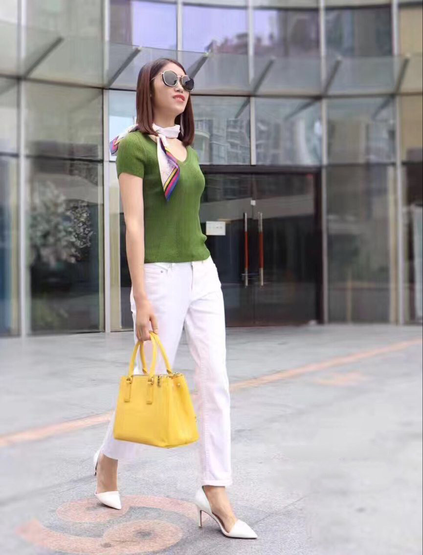 Áo thun nữ cổ chữ V tay ngắn dệt kim lụa mỏng ôm dáng — Màu đen chi tiết 12