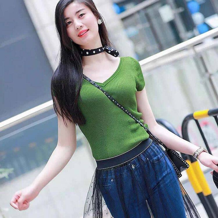 Áo thun nữ cổ chữ V tay ngắn dệt kim lụa mỏng ôm dáng — Màu đen chi tiết 17