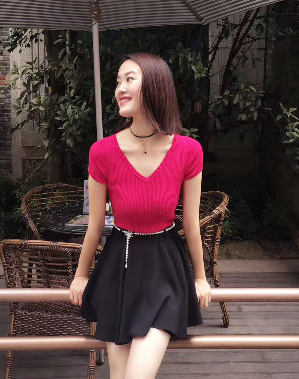 Áo thun nữ cổ chữ V tay ngắn dệt kim lụa mỏng ôm dáng — Màu đen chi tiết 15