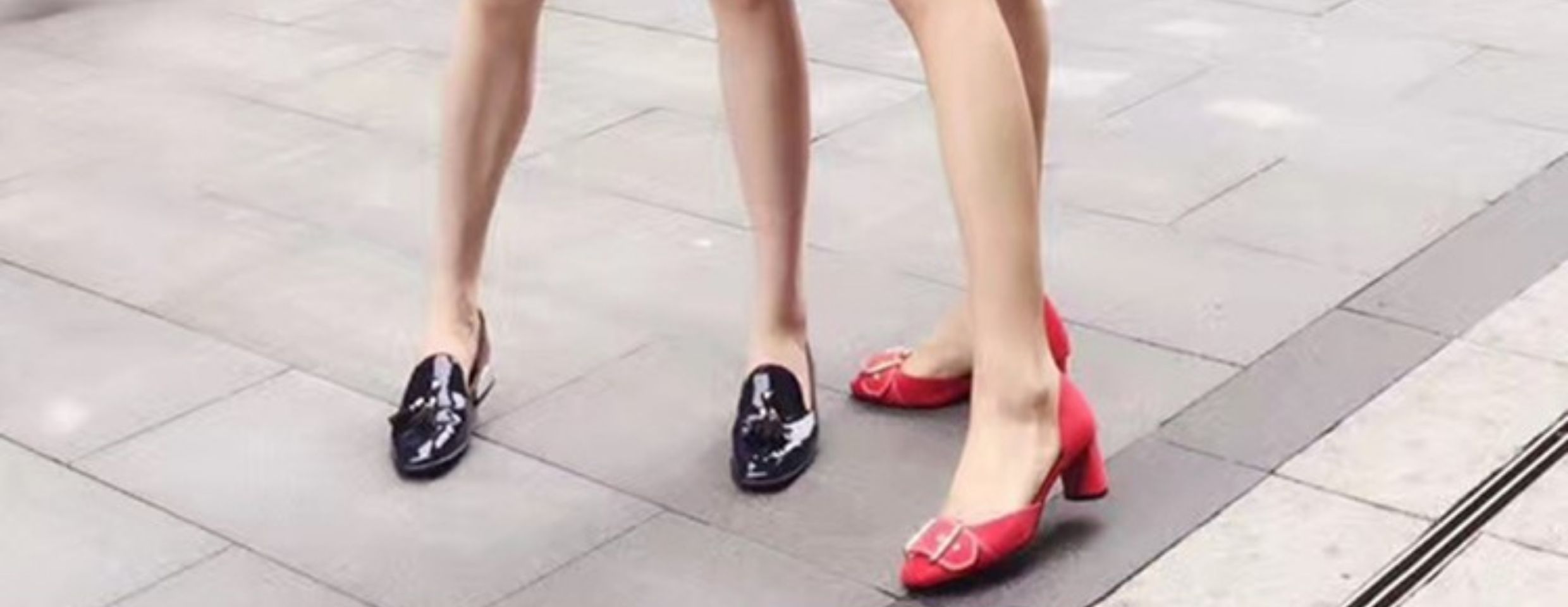 Áo thun nữ cổ chữ V tay ngắn dệt kim lụa mỏng ôm dáng — Màu đen chi tiết 3