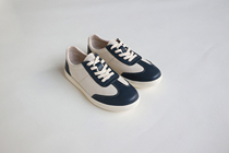 Natural and blue -- the flat-bottomed casual shoe homemade recommended by the soft and good walking