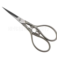 Серебряный серебряный цветок (поверхность тумана)