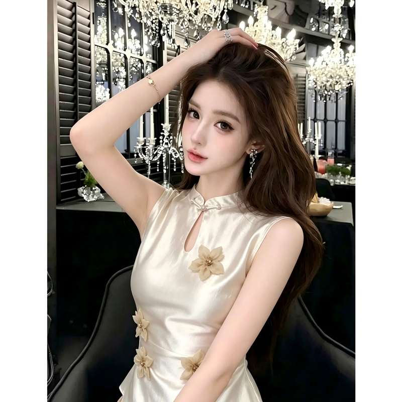 New Chinese-Style Stand-Collar Sleeveless Satin Shirt for Women, Summer Fashion, Elegant and Stylish with Floral Decoration, Cinched Waist Top