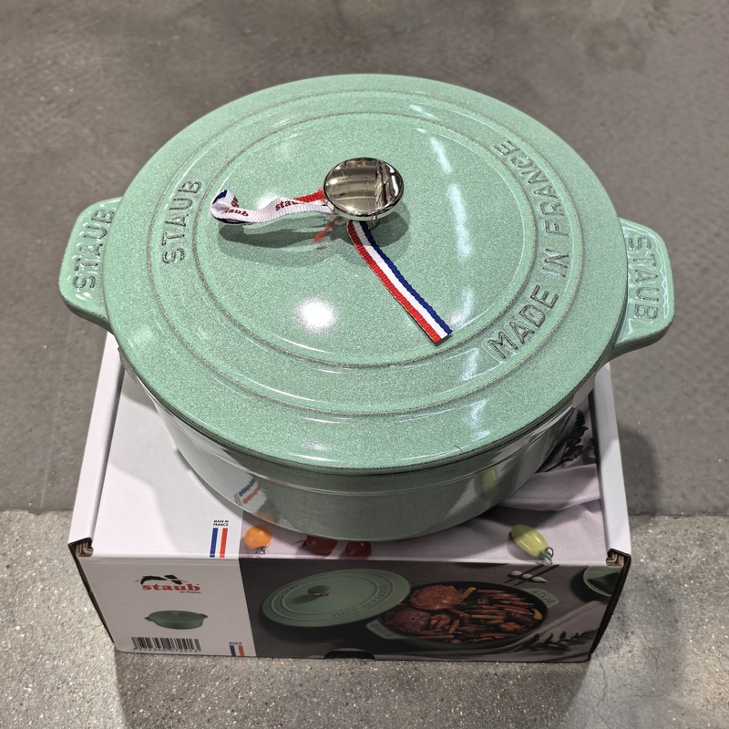 Sam's Club Members Purchase Staub Enamel Cast Iron Pot 24cm, Original Imported from France, 3.6L, with Non-Fluorine Coating on the Inner Wall Sam's Club Members Purchase Staub Enamel Cast Iron Pot 24cm, Original Imported from France, 3.6L, with Non-Fluorine Coating on the Inner Wall