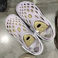 Женская модель фиолетового цвета. Рекомендуется заказывать на размер меньше.