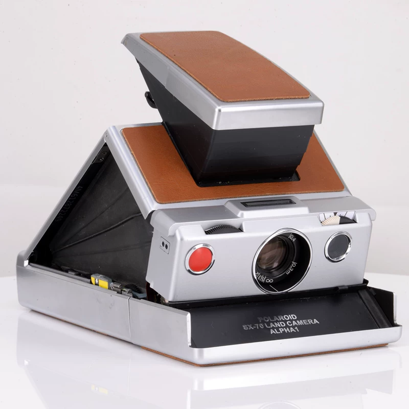 Полі приехал к Полароид SX-70 Alpha1 Love Book Edition чтобы взять изображающую камеру 600 раз