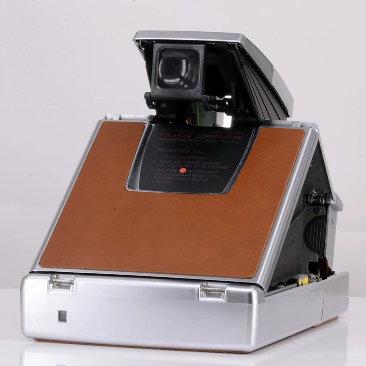 Полі приехал к Полароид SX-70 Alpha1 Love Book Edition чтобы взять изображающую камеру 600 раз