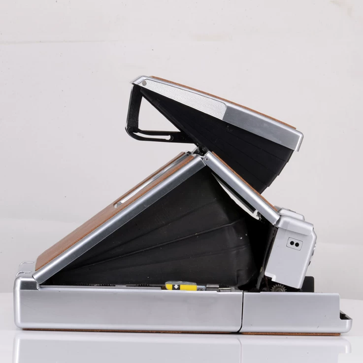 Полі приехал к Полароид SX-70 Alpha1 Love Book Edition чтобы взять изображающую камеру 600 раз