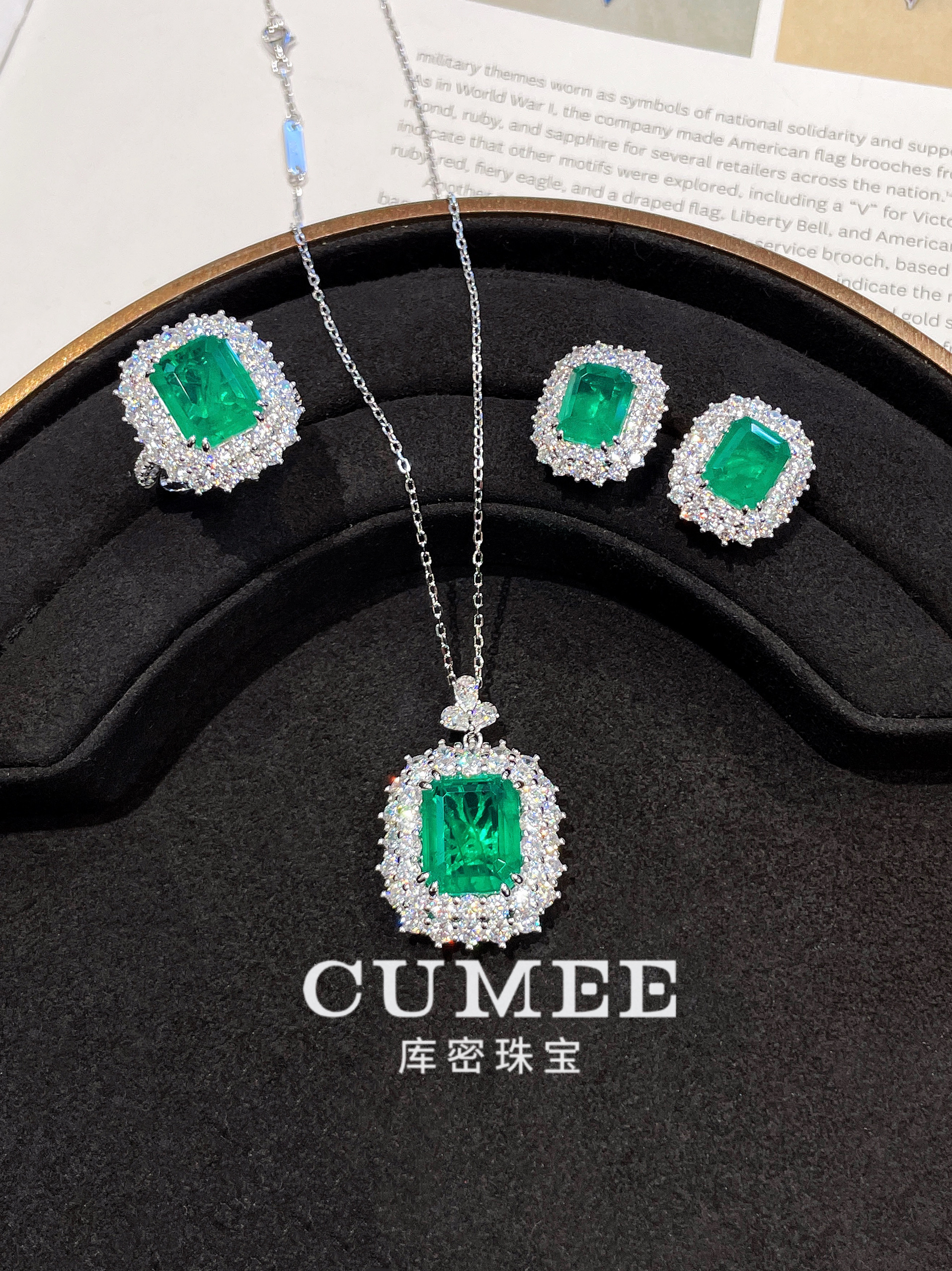 ダイヤモンドがちりばめられたスタイリッシュな合成エメラルドリングペンダント。シルバーメッキゴールド