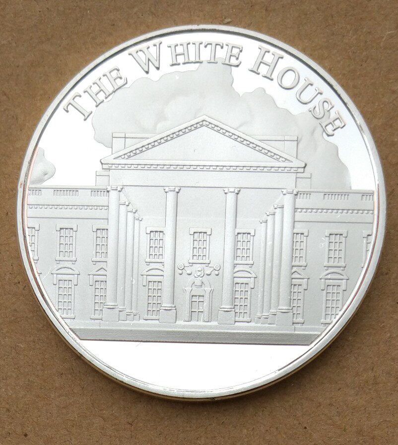 Commemorative medal, silver-plated, White House, the 45th President of the United States, Trump, with a round box, about 40mm in diameter