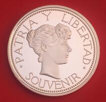 Medallion copper-plated Cuban goddess Libertad with a diameter of about 40mm with oxidation with small round box