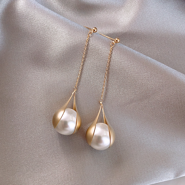 Korean temperament network red recommended in 2021 new pearl earrings woman long - mode light luxury lavish ear crash