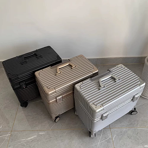 Чемодан, маленькая универсальная коробка