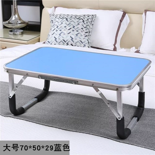 . Университетский компьютер может поставить большой большой столик общежития на кровать с учеником старших классов с учениками старших классов на кровати.