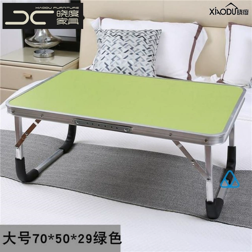 . Университетский компьютер может поставить большой большой столик общежития на кровать с учеником старших классов с учениками старших классов на кровати.