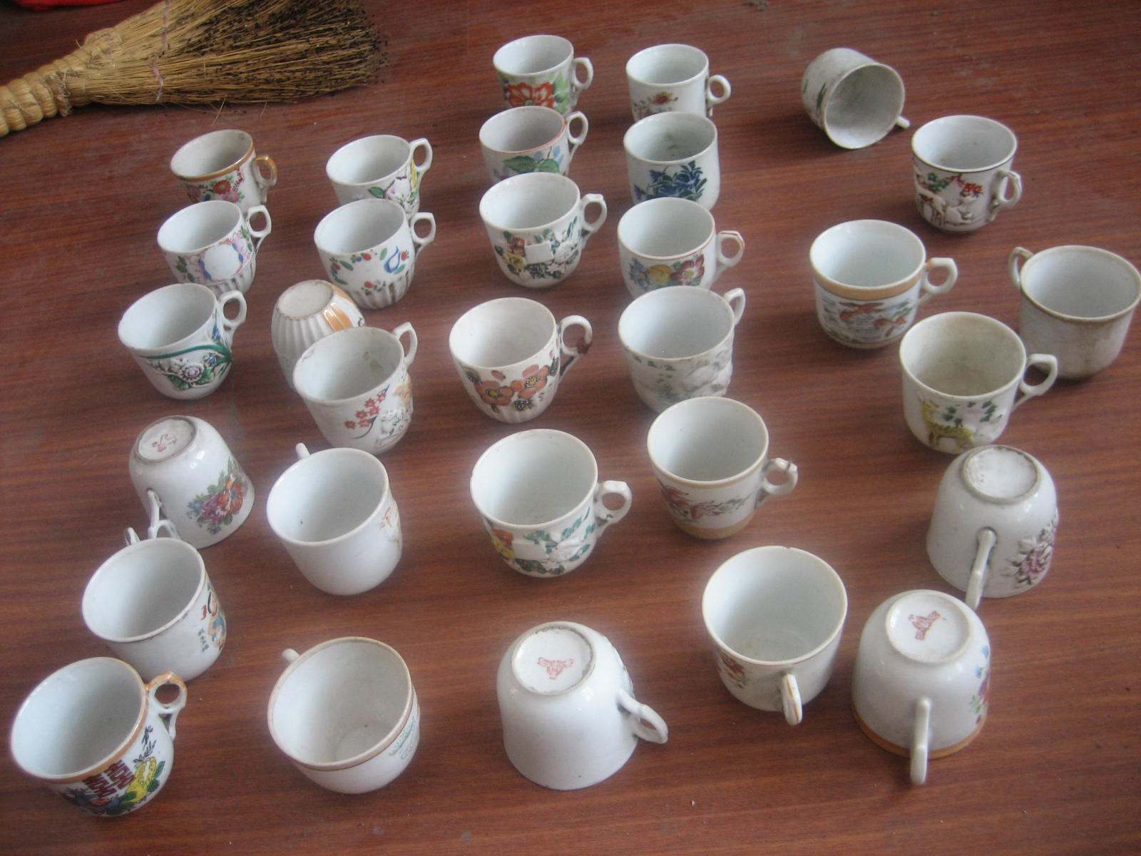 Special price batch of different pattern Republic of China old tea cup small water glass old porcelain tea tea tea ware collection exhibition