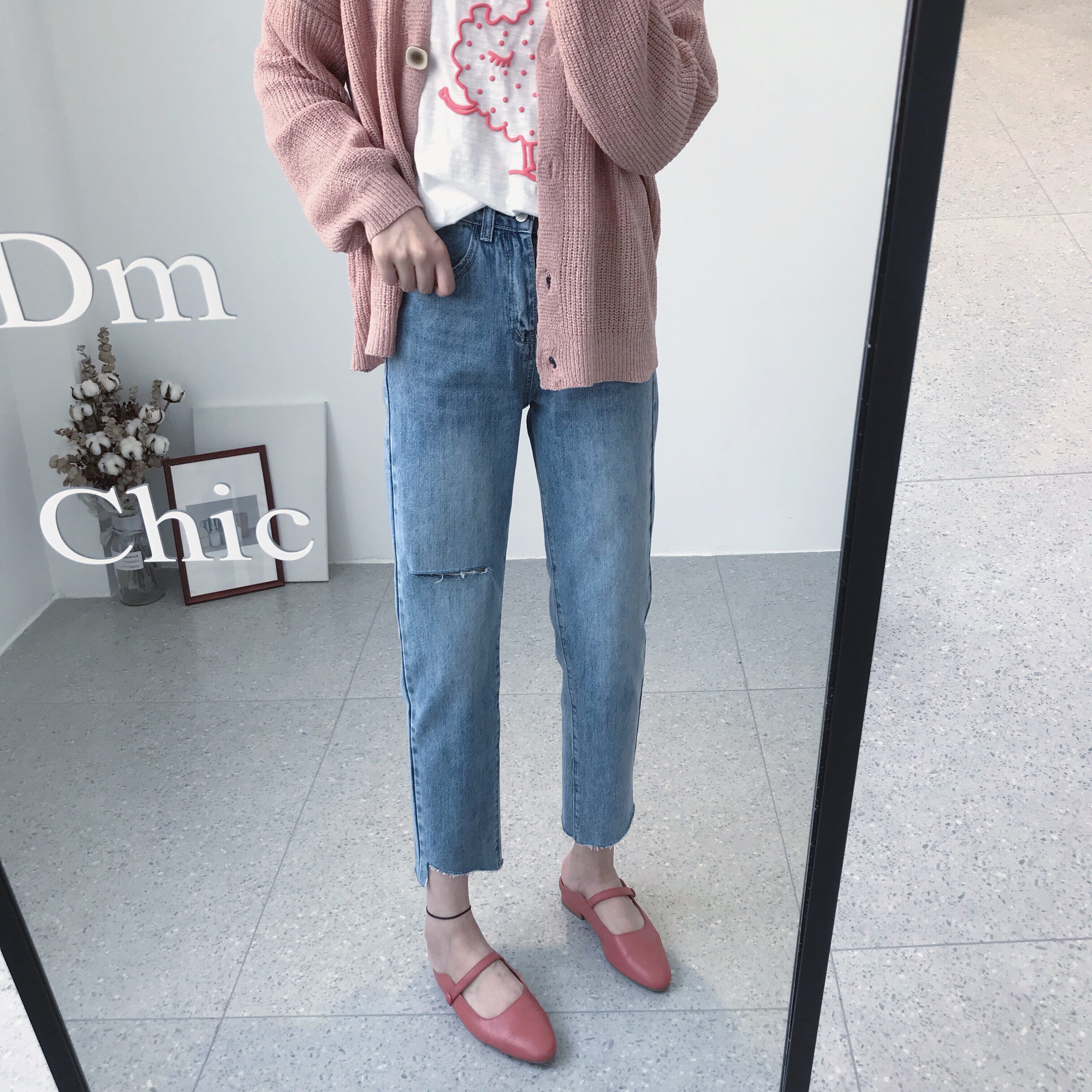 Dameng early autumn new transition style Western style nine points comfortable light blue hole casual cut edge jeans women