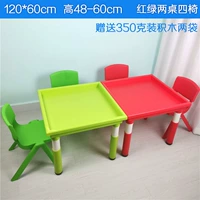 Красные и зеленые два стола и четыре стула