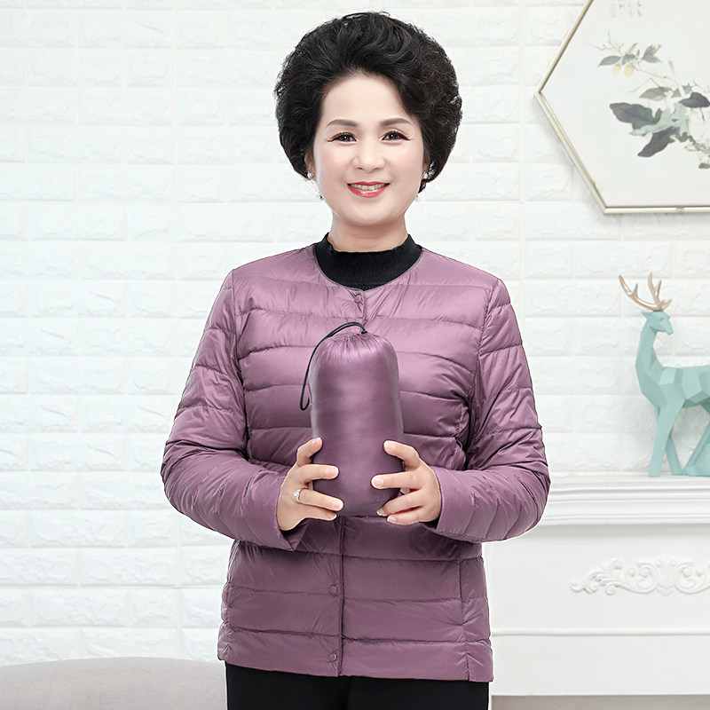 女性用軽量ダウン入りラウンドネックホワイトダックダウンプラスサイズベースレイヤー、襟なしコート。中高年および高齢女性向け。