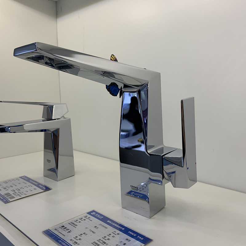The German Grohe taps the head of the