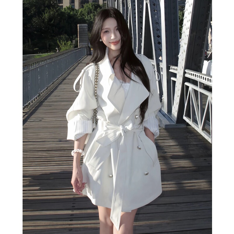 Very Stylish White Short Trench Coat for Women, 2026 Autumn New Style, Waist-Cinching, Petite, High-End Feel, Popular This Year