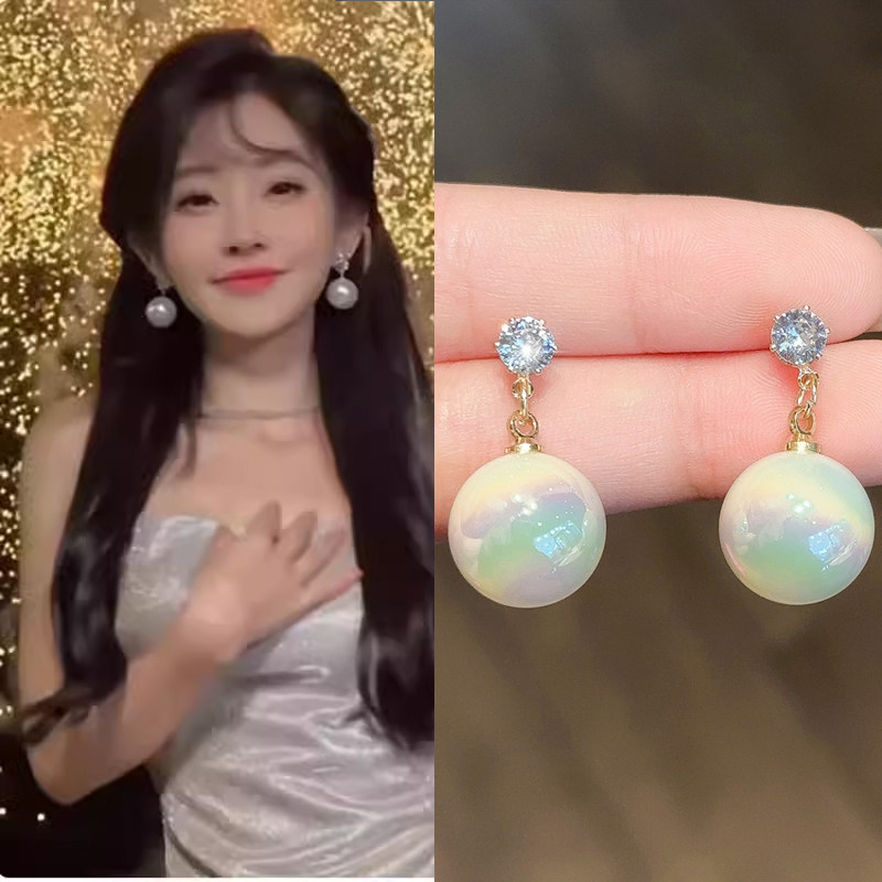 馮ティモのスタイルイヤリング：シルバーの針と大きなパールのフープイヤリング、高級感のあるフレンチレトロ調の万能イヤリング。