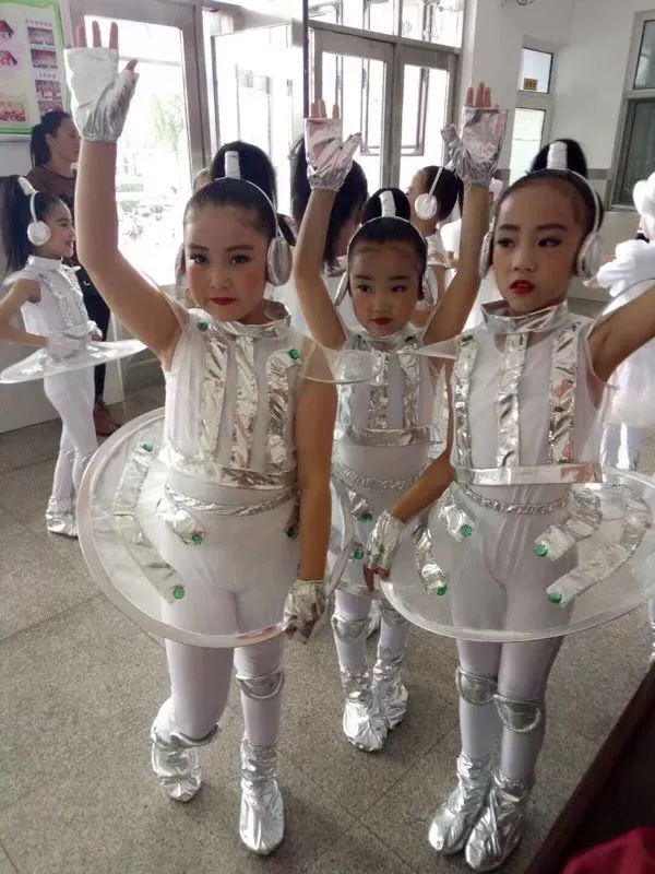 Xiaohe phong cách và quần áo nhảy tay tương lai quần áo hiệu suất robot trẻ em mỗi ngày bảo vệ môi trường không gian hiệu suất quần áo